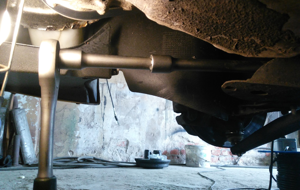 При помощи головки на 21, удлинителя и трещотки отворачиваем гайку. — Peugeot 406