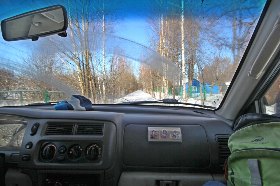 заснеженная дорога через деревню — Mitsubishi Montero Sport (1G)