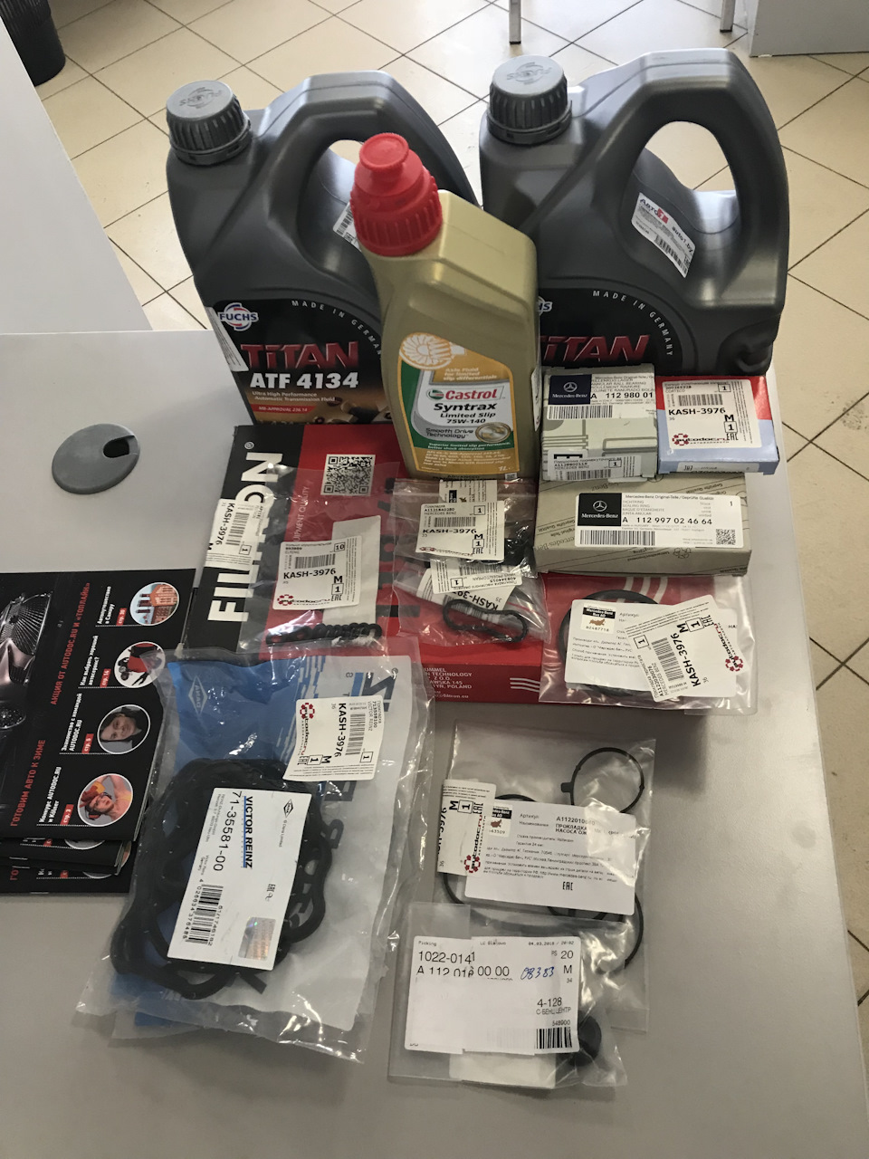 Поддона и некоторой мелочевки пока нет на фото — его превосходительство Поддон едет из Германии, а что-то по заказу еще в доставке. — Mercedes-Benz E-Class (W210). Запчасти на фото: 713558100, A112997024664, A11201