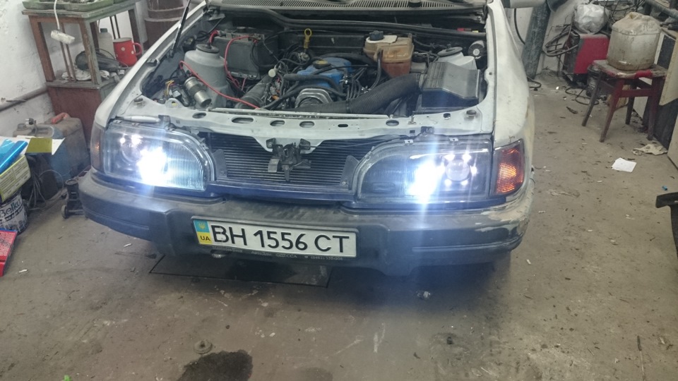 Дхо и габариты, в товоротниках жёлтые диоды — Ford Sierra