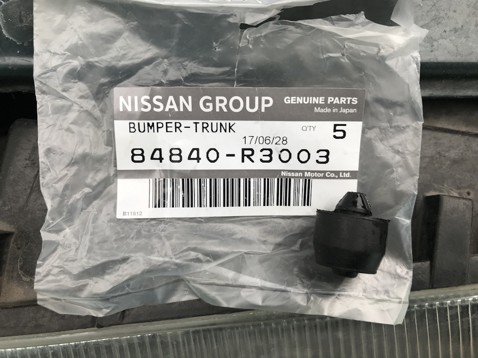 Номер резинок, на капоте стоят две штуки — Nissan Primera (P10). Запчасти на фото: 1706Z8, 84840R3003, 811612