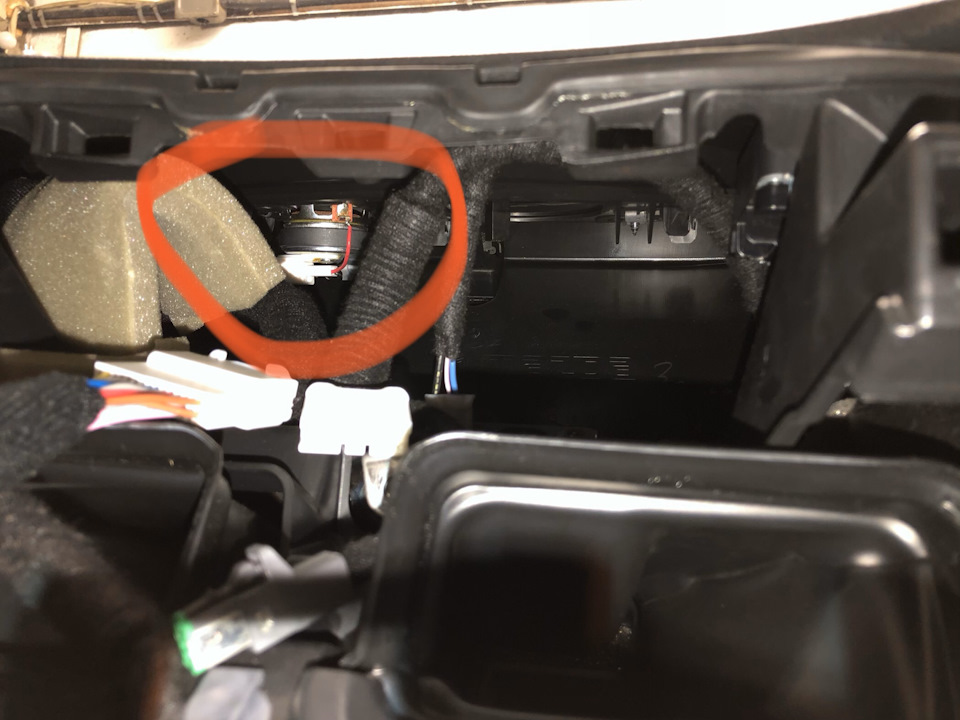 Штатный динамик в центре торпедо — Mazda 3 (3G) BM