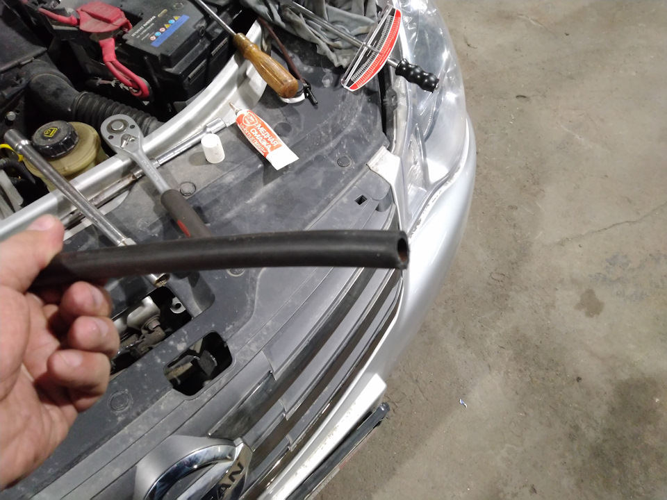 Кусочком трубки (резиновой) вытаскиваем старую свечу надев с верху — Nissan Almera V (G11/15)