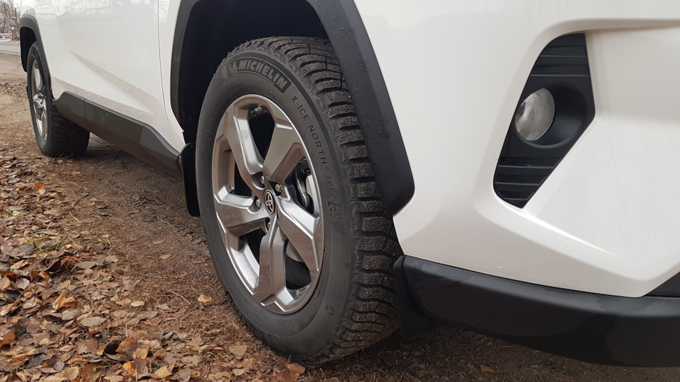 Фото в бортжурнале Toyota RAV4 (5G). Запчасти на фото: Michelin X-Ice