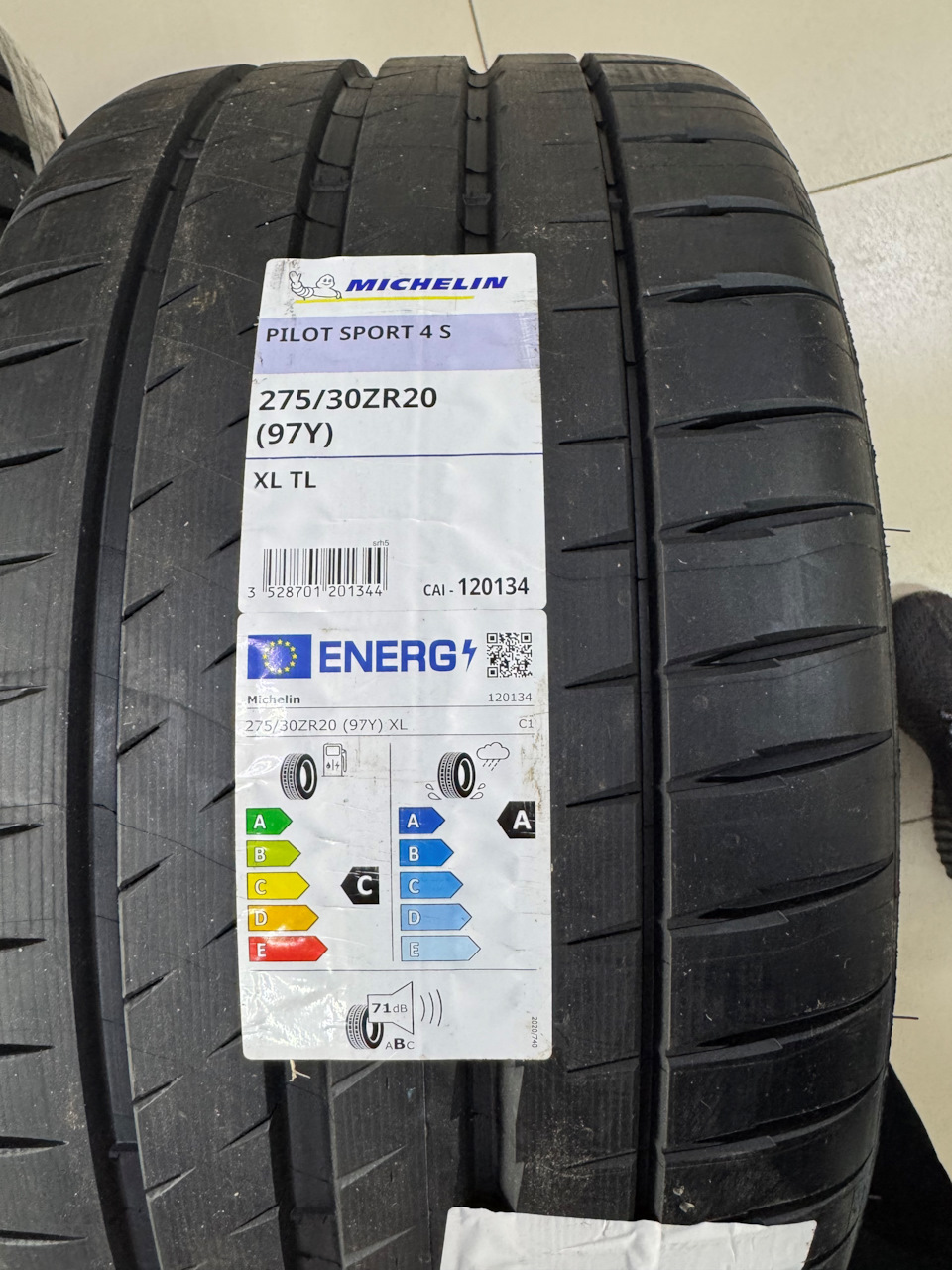 Фото в бортжурнале BMW 5 series (G30). Запчасти на фото: 528701, Michelin Pilot Sport PS4 S 275/30R20