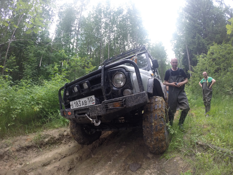 монстр, на самодельно-резанной резине — 34 или 35 е — Lada 2329