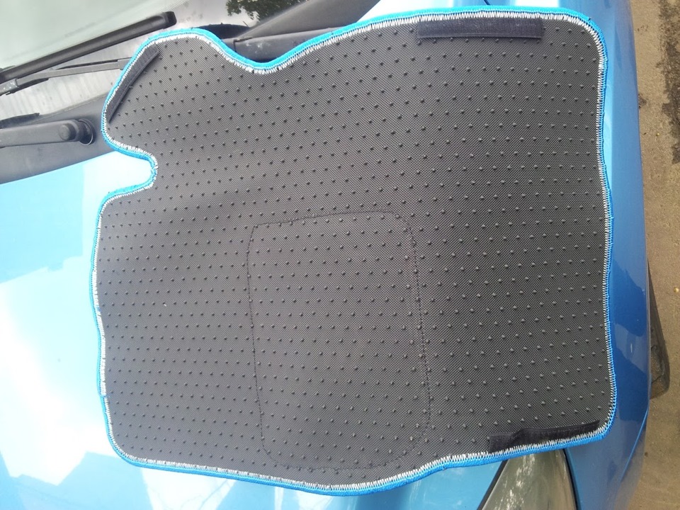 На водительском три липучки, на пассажирском одна — Ford Focus Hatchback II