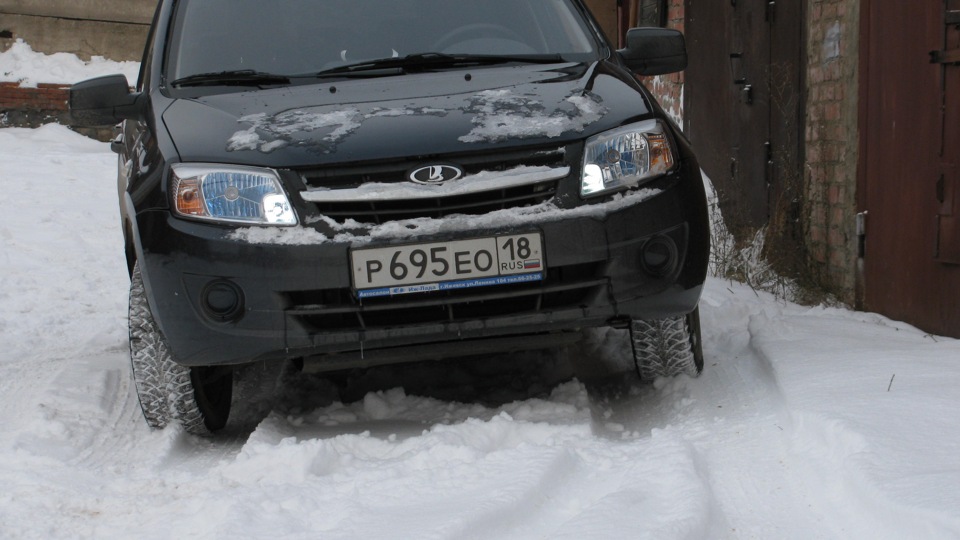 Мои белые Маяк-и убого смотрятся, своим синеватым оттенком в отражателе =) — Lada Granta