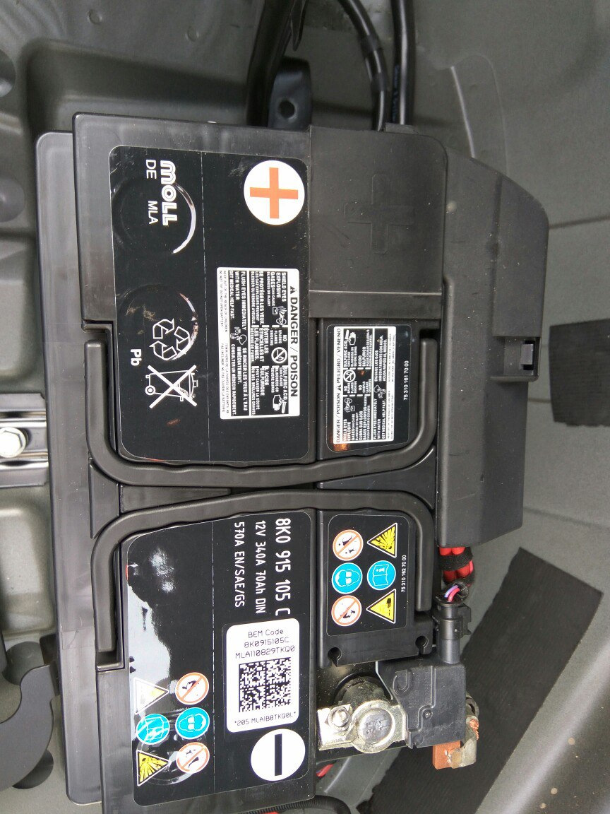 Родной АКБ — Audi A4 (B8). Запчасти на фото: 8K0915105C