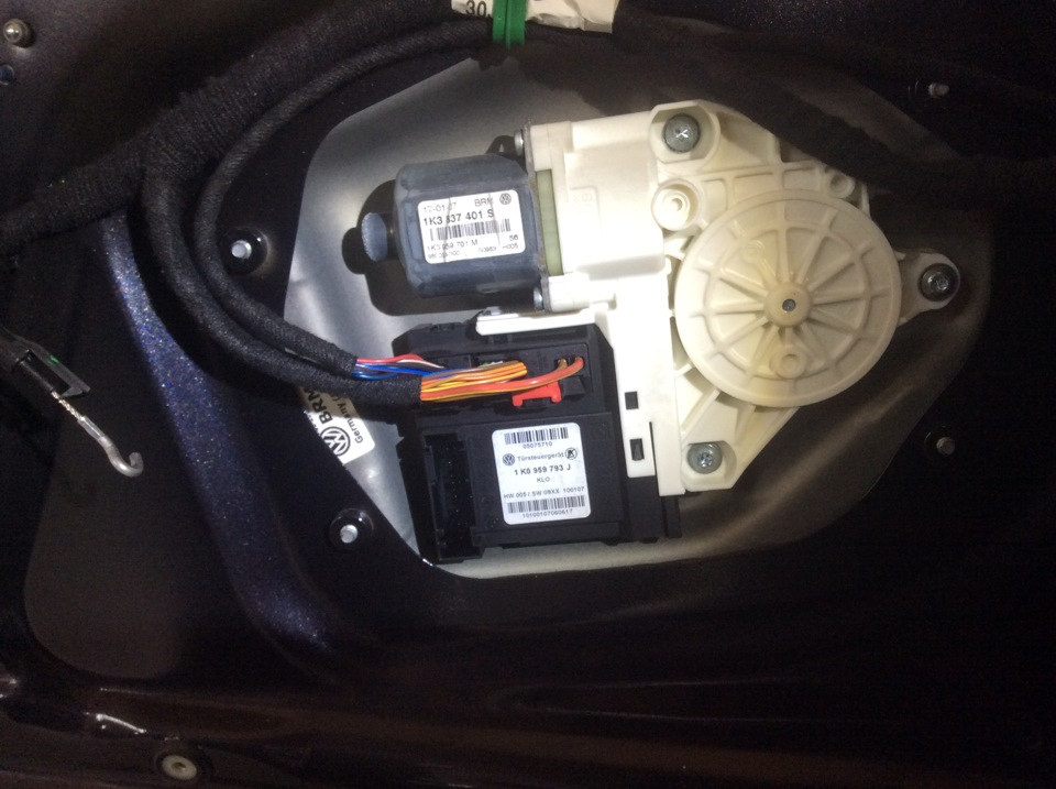 Photo from the logbook Volkswagen Golf Mk5. Found on photo: 0374015, KS469, 1K0959793J