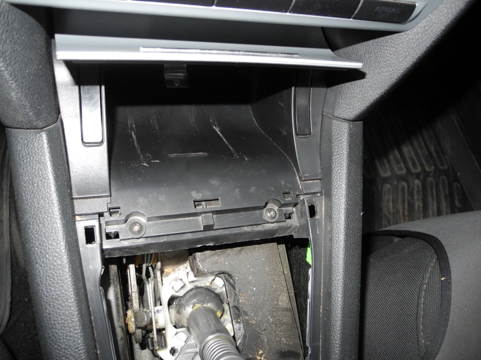 Снимаем рамку вокруг рычага КПП — Skoda Octavia A5 Mk2