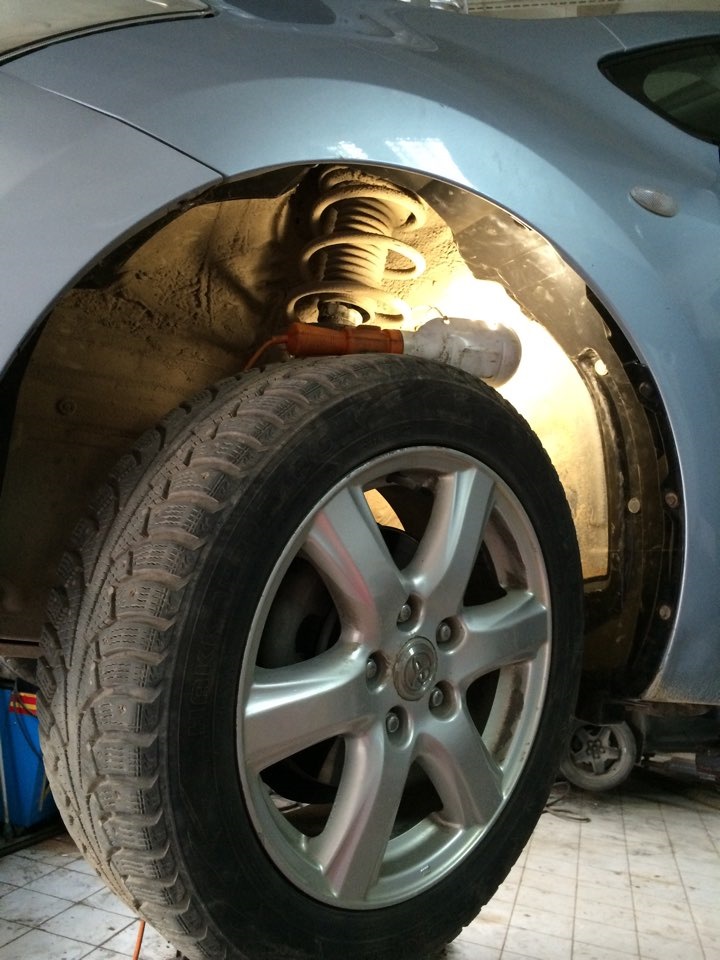 Ставят подкрылок — Toyota Auris (1G)