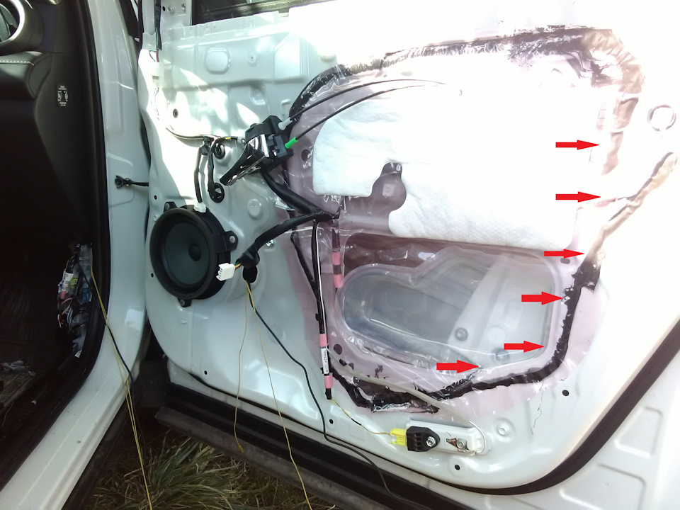 стрелками обозначено где я отклеивал пластик — Toyota RAV4 (IV)