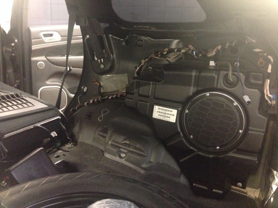 Штатный Alpine 8 — Jeep Grand Cherokee (WK2)