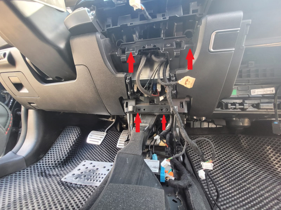 Откручиваем два винта вверху и два болта внизу — Chery Tiggo 7 Pro
