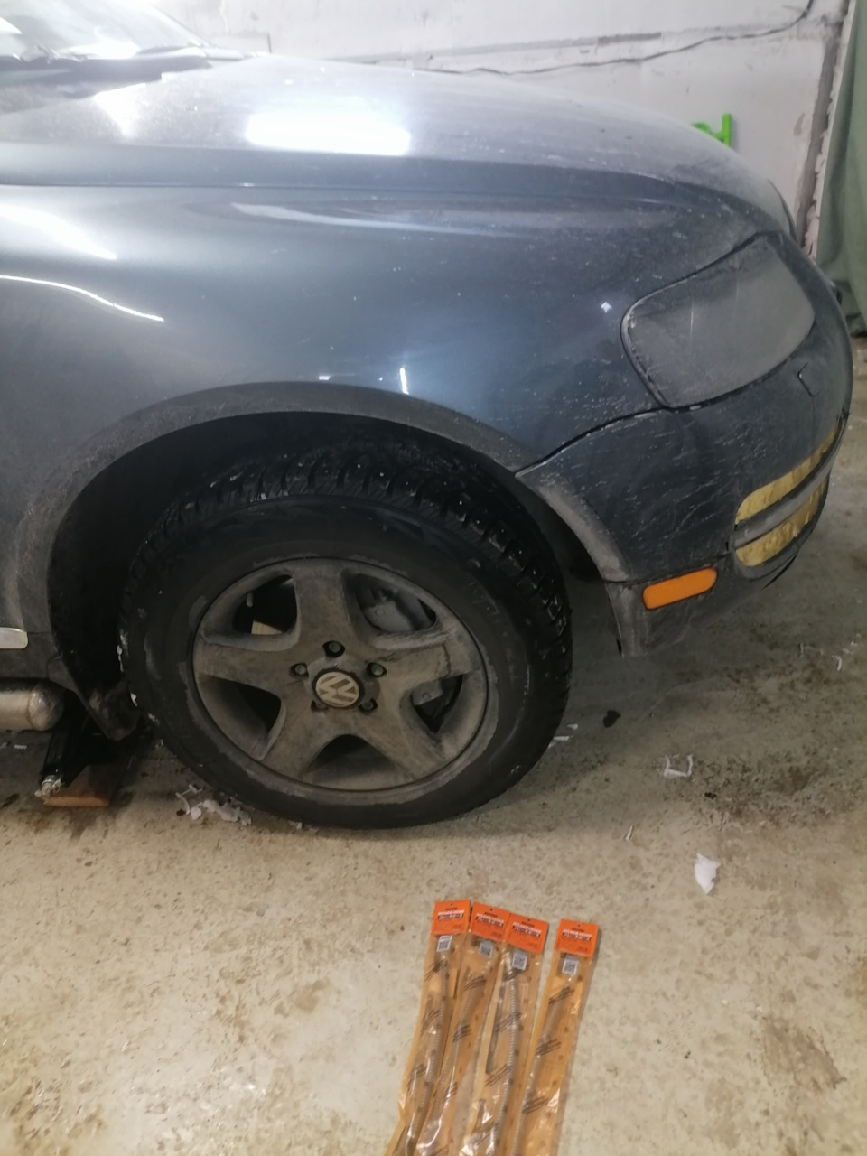 Готовимся снимать колесо. — Volkswagen Touareg (1G)