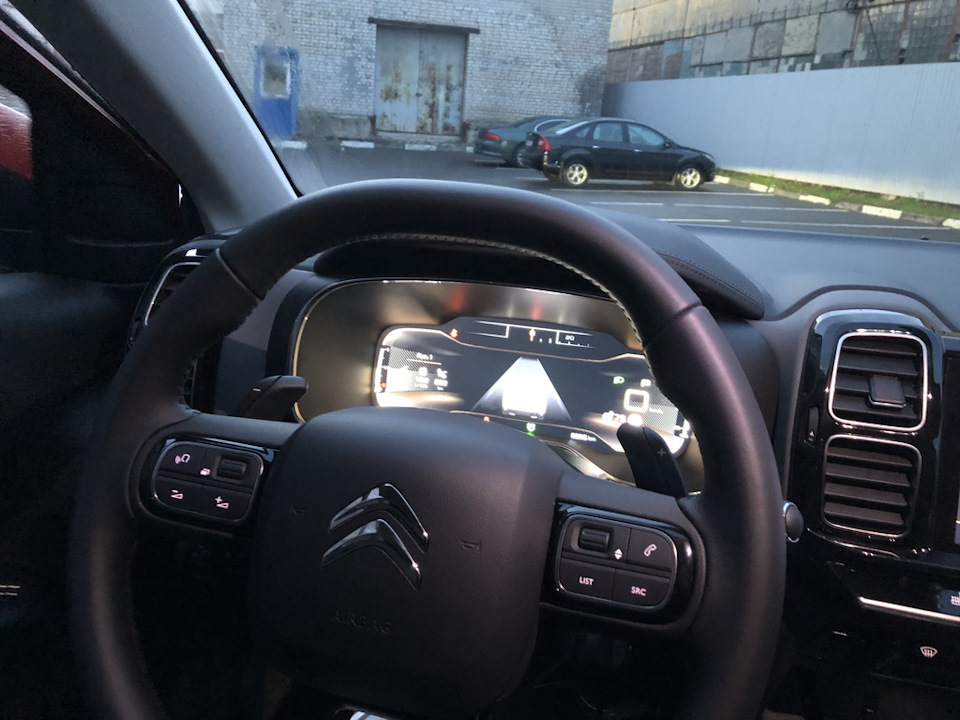 Руль достаточно эргономичный, разобрался с функционалом минут за 5-10 — Citroen C5 Aircross