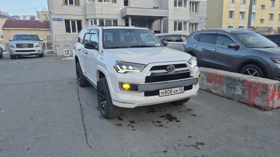 На зимних шинах смотрится как чисто городской автомобиль — Toyota 4Runner (5G)