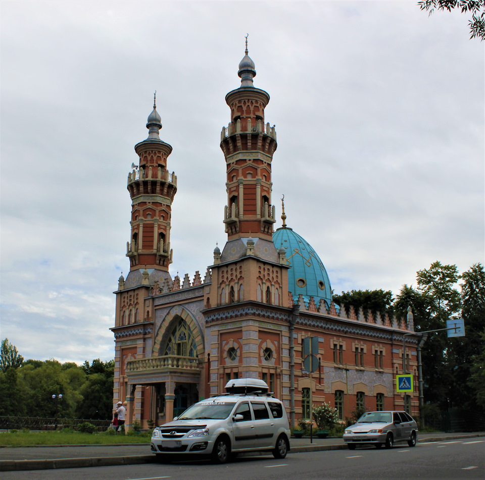 1 — Lada Ларгус