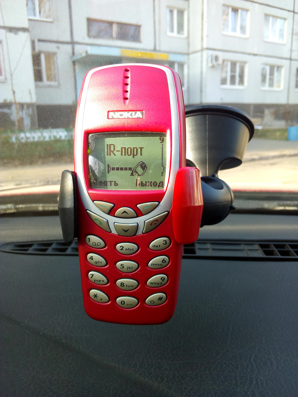 в цвет авто нокиа 3360. телефон из прошлого шикарно работает после покупки нового оригинального акб. он не сравним по ощущениям с актуальными сегодня трубками. это автомат Калашникова, не иначе. — Volkswagen Golf Mk4