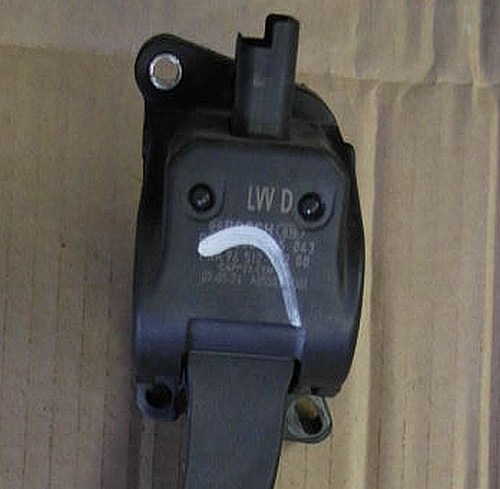 Маркировка педали акселератора Пежо 307 Bosch LVV D = от праворульной C датчиком (1601.K8? / 1601.N8? / 1601.V6 / 1601.V7 / 1601.Q6 ) — Peugeot 307. Запчасти на фото: 1601K8, 1601V6, 1601Q6