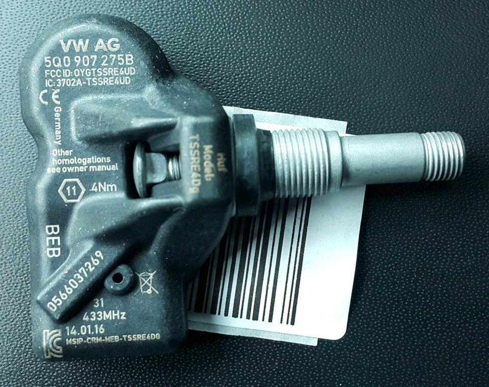 Датчик, 1 шт. — Volkswagen Golf R Mk7. Запчасти на фото: 5Q0907275B