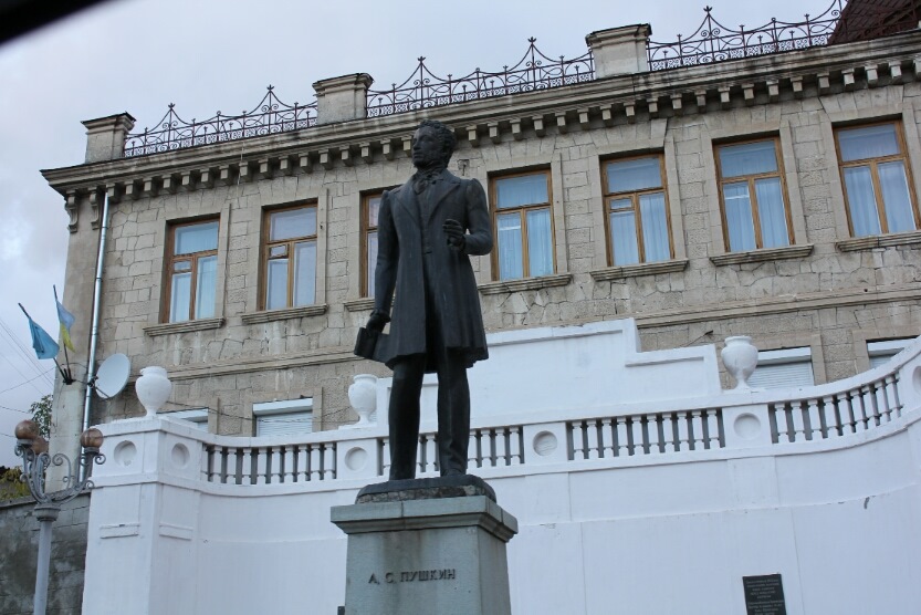 Памятник Пушкину. — Mitsubishi Outlander XL