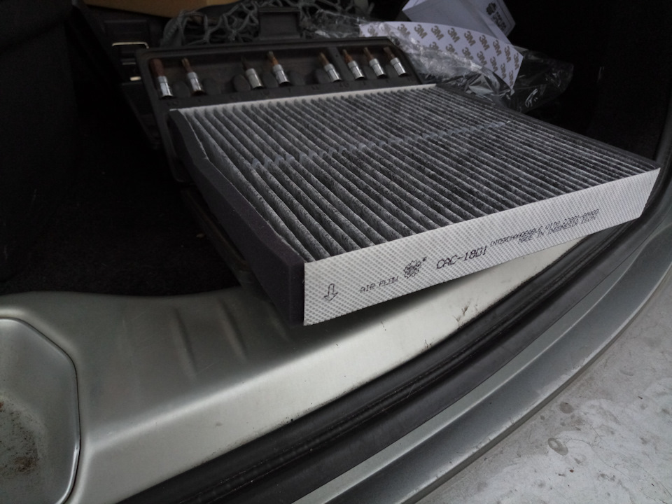 В приклеенном виде — Infiniti FX (1G). Запчасти на фото: 0N1801