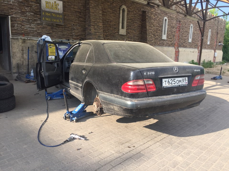 Фото в бортжурнале Mercedes-Benz E-Class (W210)