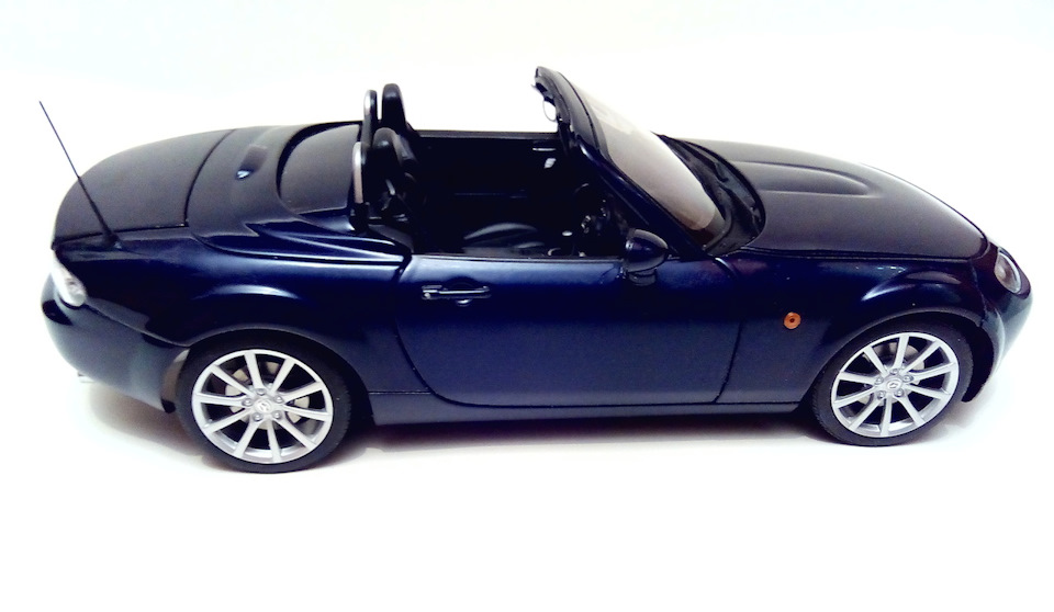Маленькая акула — Mazda MX-5 (1/18, AutoArt) — Сообщество