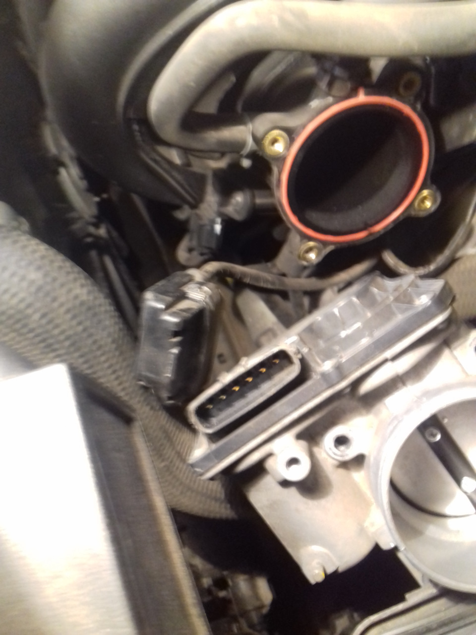 отключаем фишку с проводами — Mazda CX-5 (1G)
