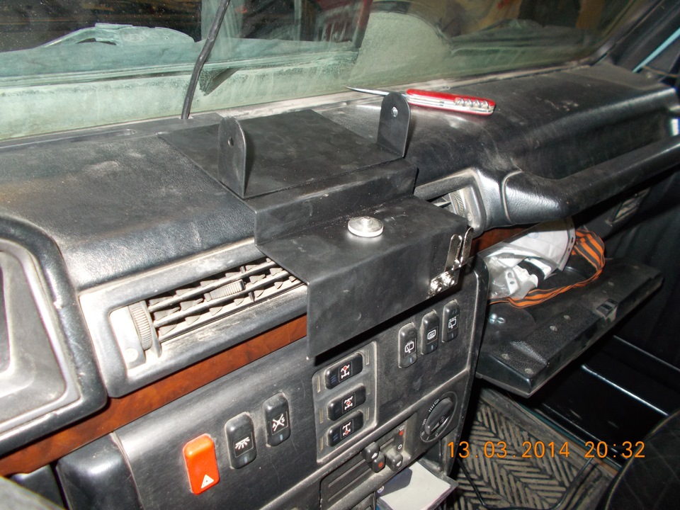 …прикрепляем основание для рации… — Mercedes-Benz G-Class (W463 1G)