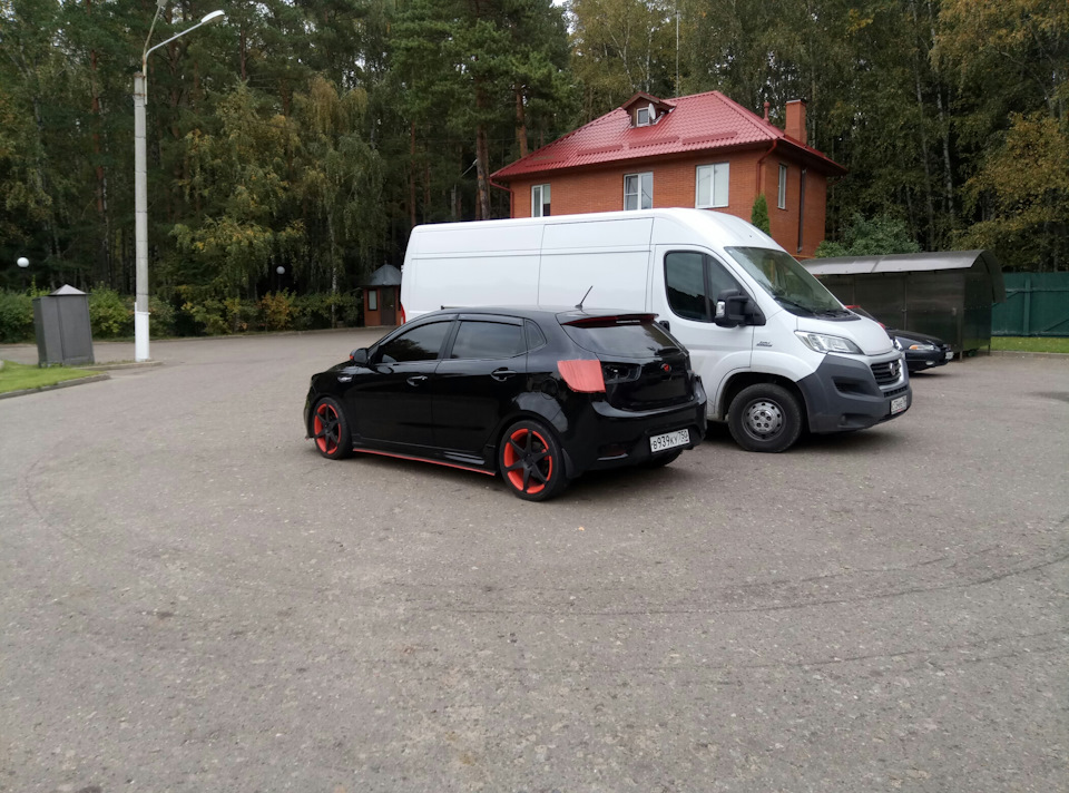 на следующий день на работе нашел минутку, заклеел стопы в красный скотч🤘 — KIA Rio 5-door (3G)
