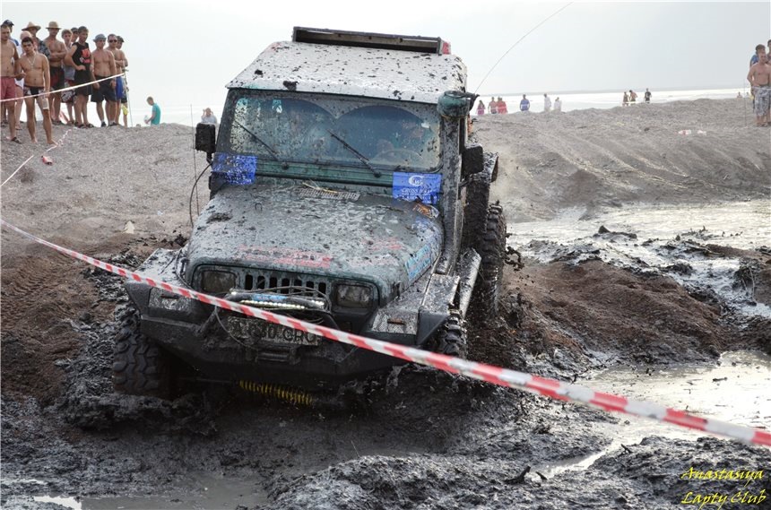 объезжаю засевших — Jeep Wrangler (YJ)