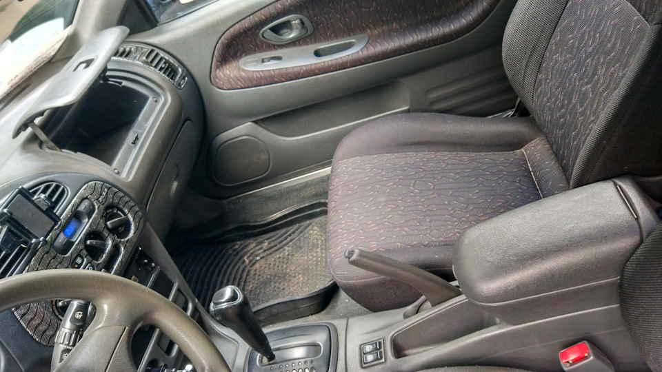 Высокий подлокотник + верхний бардачок открытый — Mitsubishi Colt V