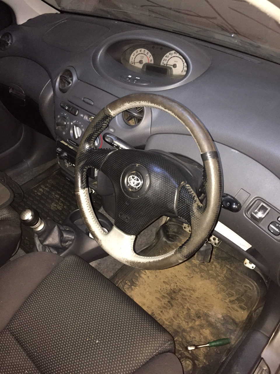 Вот такой страшненький был руль — Toyota Vitz (10)
