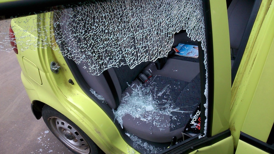 Выгребать битое стекло из салона — процесс длительный — Daewoo Matiz (M100/M150)