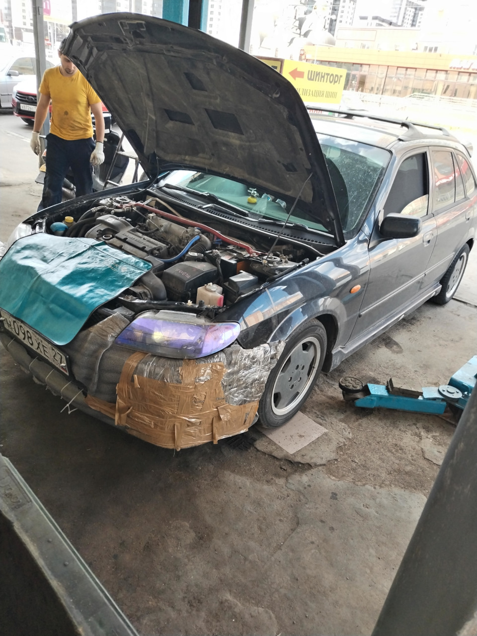 На замене масла — Mazda Familia (BJ)