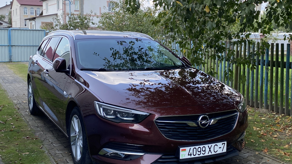 Opel Insignia Sports Tourer Ripe cherry