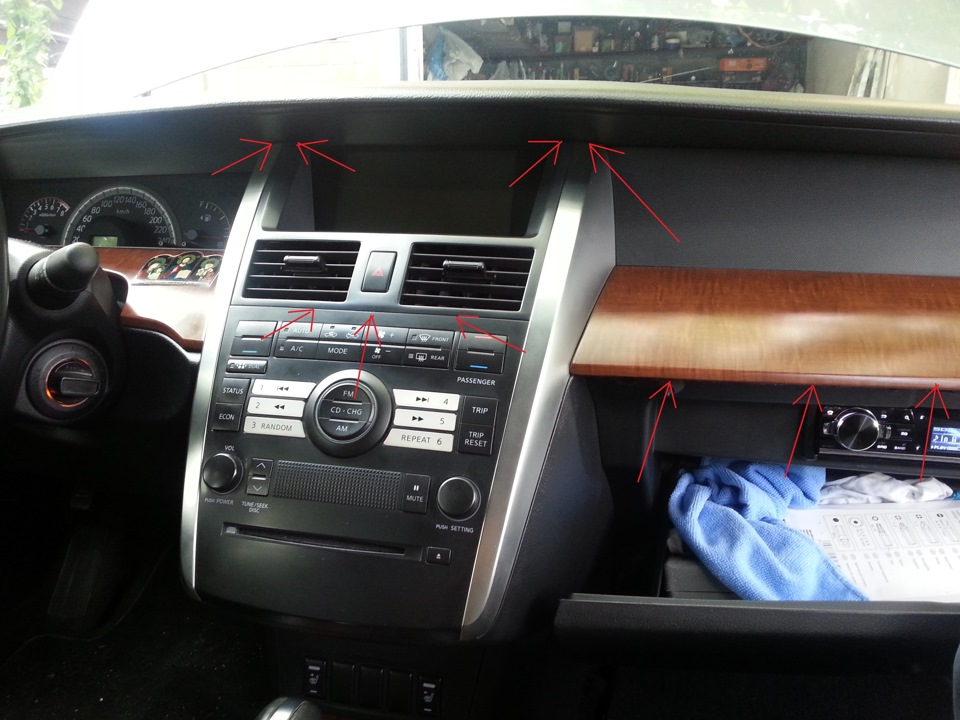 справа и слева от монитора и над бардачком клеим антискрип — Nissan Teana (J31)