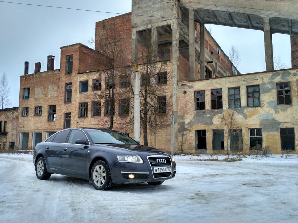 тут машина поднята, подъезд кривой, а опустить забыл — Audi A6 (C6)