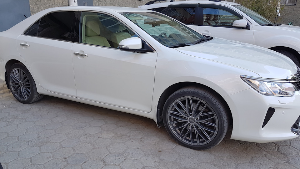 Toyota Camry Белый Скат
