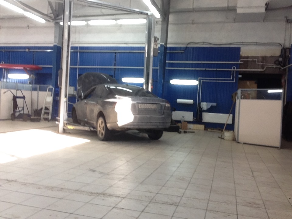 Заезжаем на подъемник (да-да-да, помыть не успел) )) — Volvo S80 (2G)