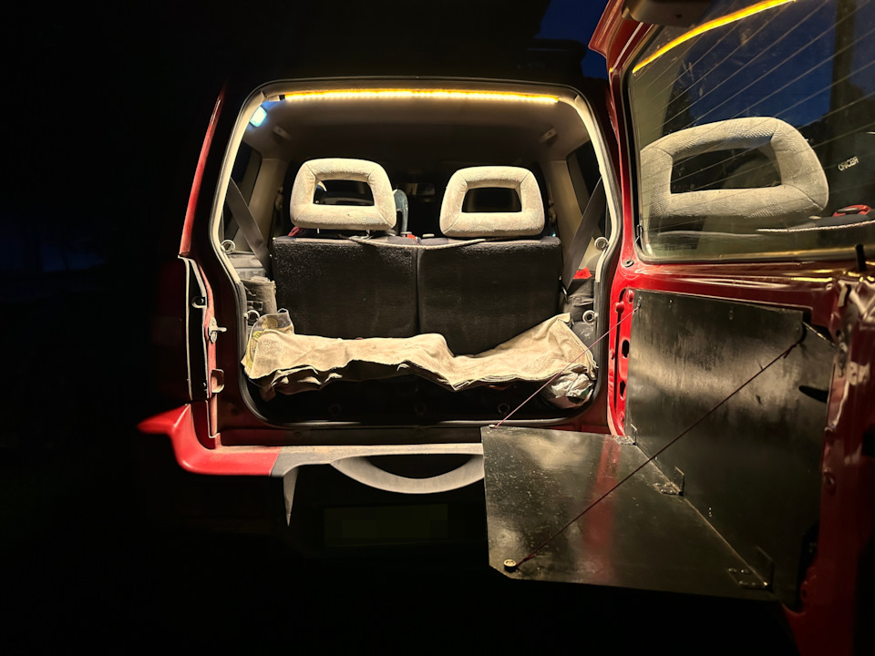 фото не передаёт, но даже на дальнем крае столика всё видно — Suzuki Jimny (1G)
