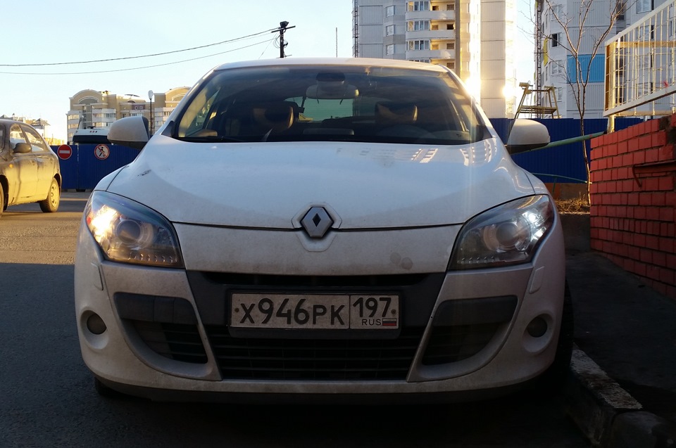 Слева 5-летняя галогенка, справа диодка — Renault Megane Coupe (3G)