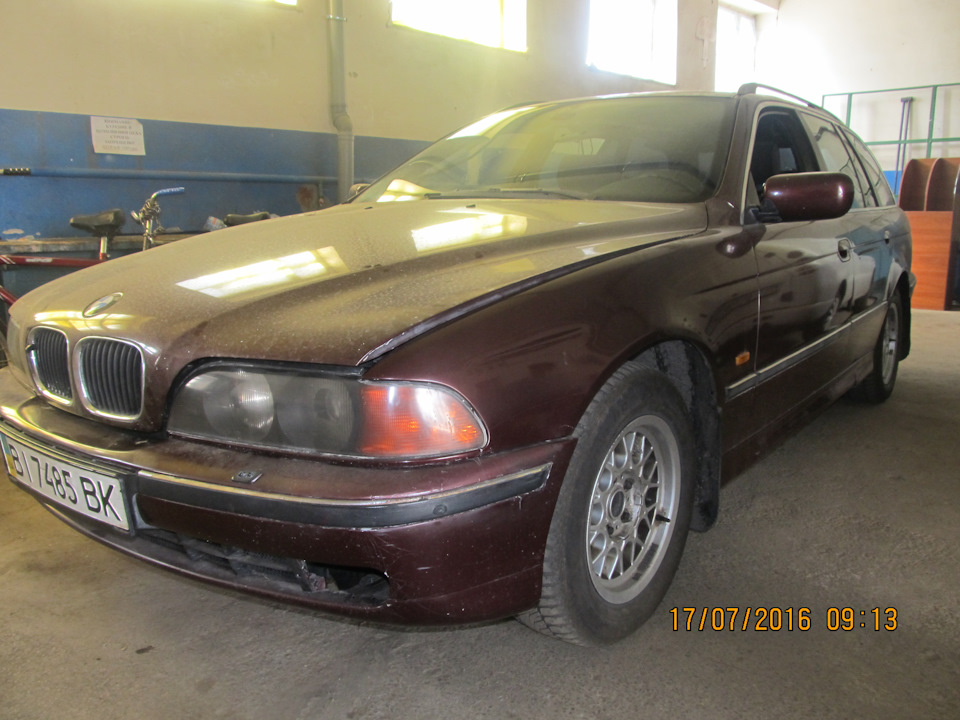 левая — BMW 5 series Touring (E39)