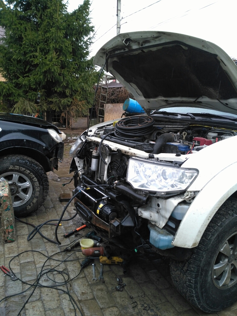 Провода укладываем в самозатухающие гофры. Сечение проводов — 35 мм2 — Mitsubishi Pajero Sport (2G)