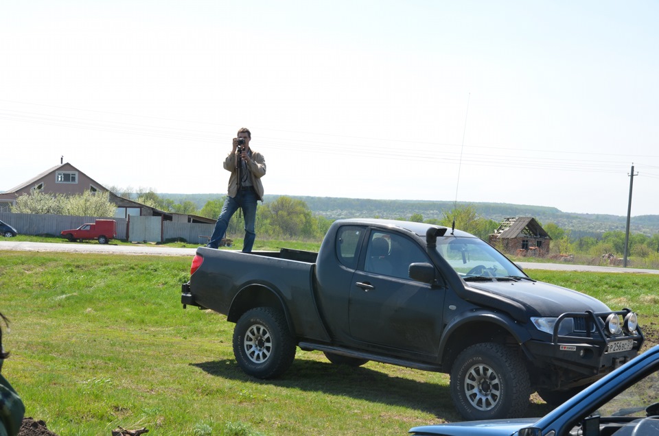 водитель этой боевой машины — Mitsubishi L200 (4G)
