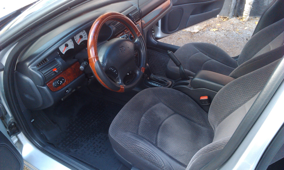 Ракурс чуть подальше. — Dodge Stratus (2G)