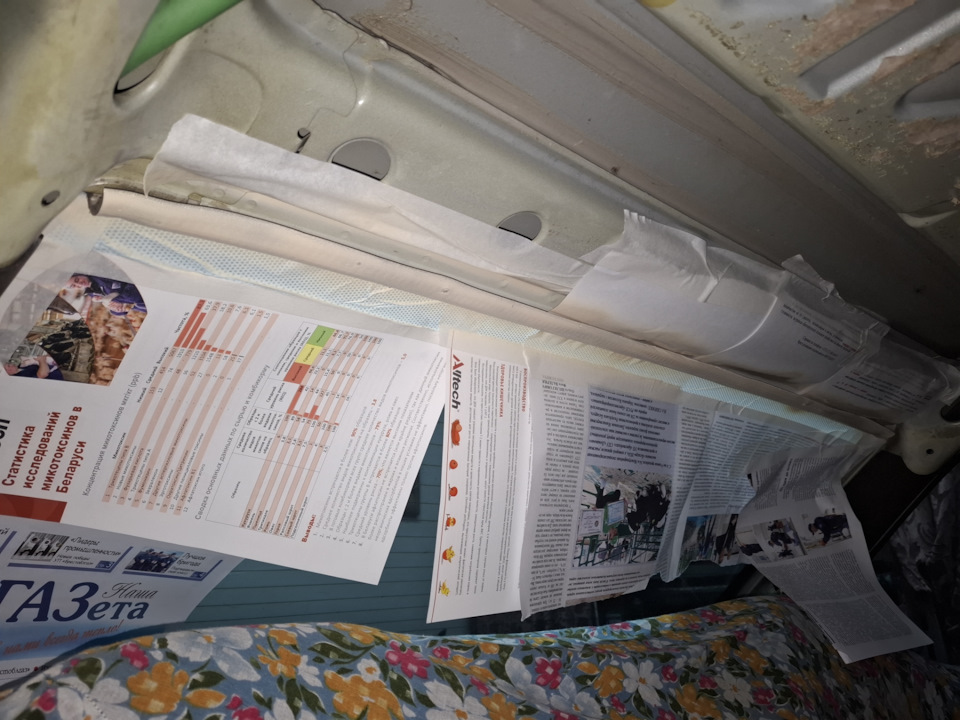 Также покрасили планки над лобовым и задним стеклом, которые держат потолок, они были уже страшные — Audi 80 (B3)